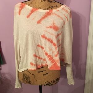 Slightly cropped loose Fitting Long Sleeve Shirt